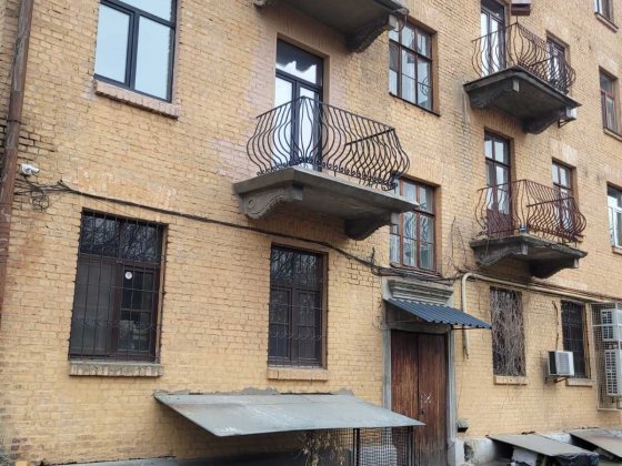 Продам 2к Подільський р-н вул Межигірська буд 37 Київ