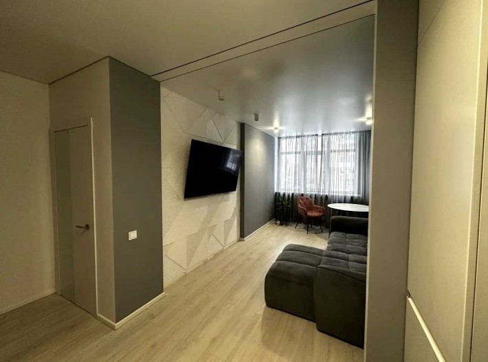 ЖК Варшавський, 1-кімнатна квартира 43м², низький поверх, ремонт - фото 1