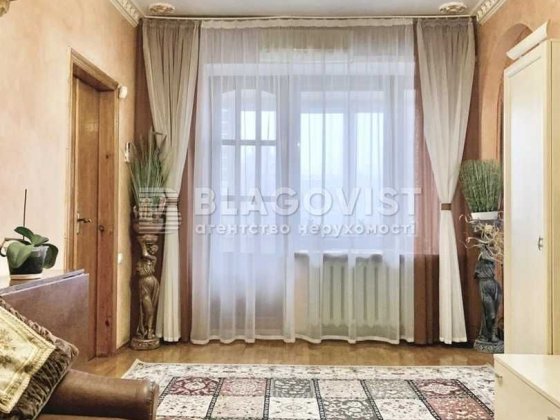 Продаж 2К квартири ст.м.Вокзальна,  Соломянська площа Київ