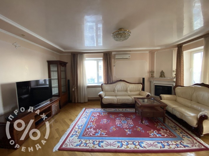 Дворівнева класика з каміном біля метро «Святошин» — 142 м2 комфорту - фото 1