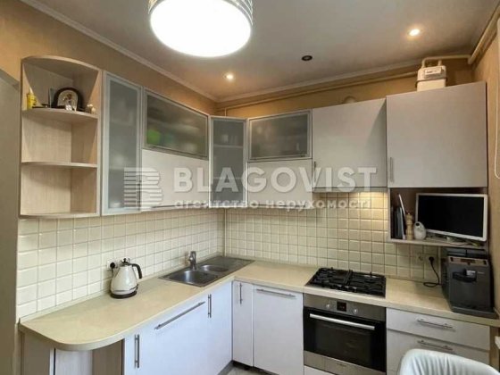 Іллєнка Юрія (Мельникова) 10, 3 к. 78 м. Сталінка. Шевченк. Лук'янівка Київ