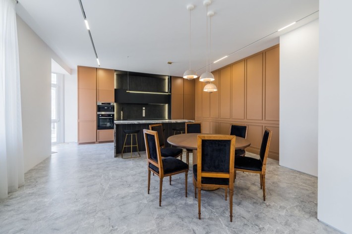 Продам 4-к квартиру(226м2)з авторським ремонтом - фото 1