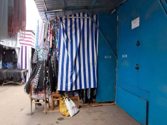 Ларьок на базарі 2 на 2 метри, останній ряд навпроти АТБ Кам'янець-Подільський