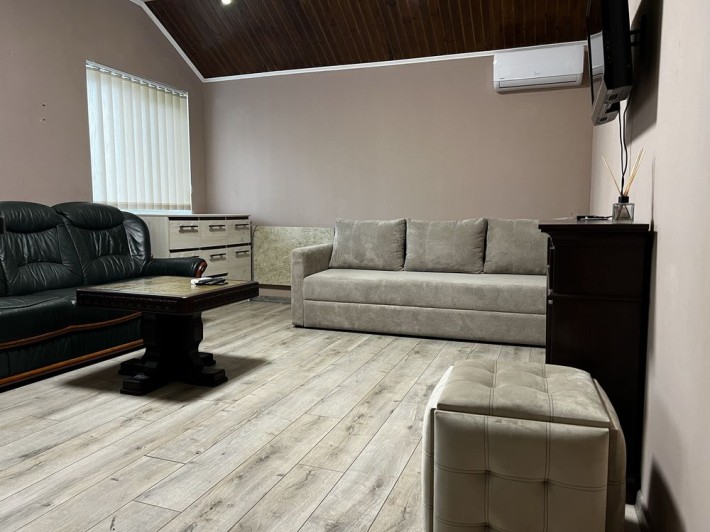 приміщення з меблями технікою - фото 1