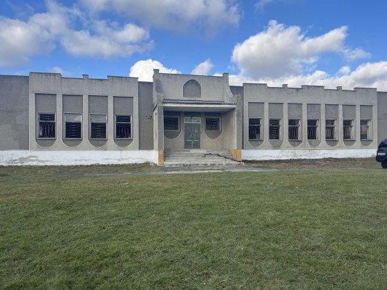 Комерційне приміщення. Бувша будівля магазину в с.Полянь Славута