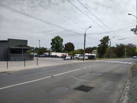 Площадка з продажу автомобілів або спецтехніки з офісним приміщенім. Хмельницкий