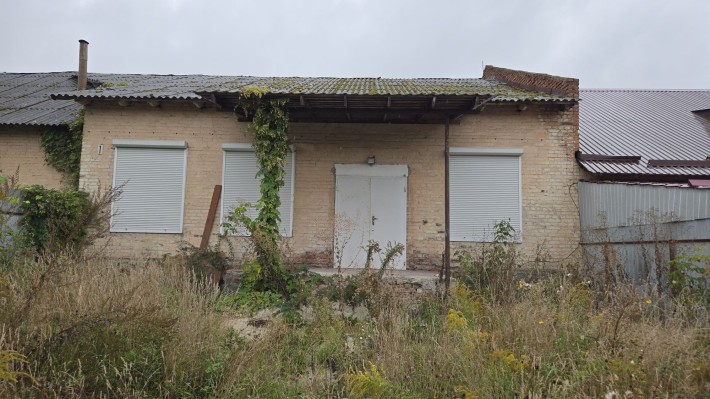 Здание, помещение с двором - фото 1