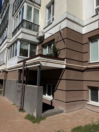 Комерційне приміщення 129,6 м² у цоколі з фасадним входом біля NOVUS - фото 1