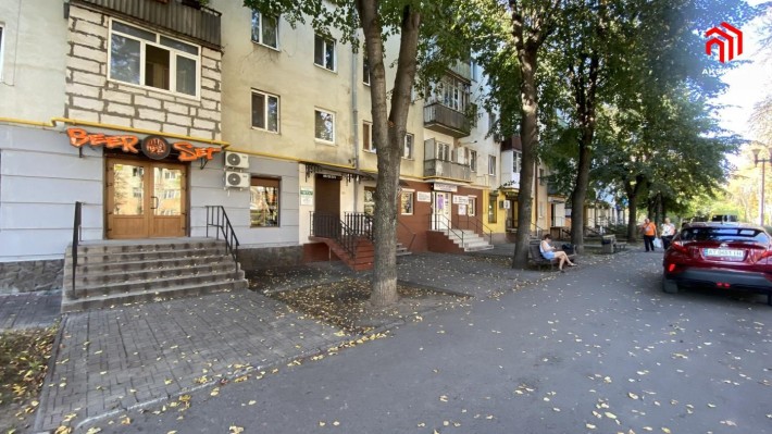 Продаж фасадного приміщення, працюють орендарі - фото 1