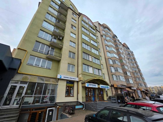 Просторе комерційне приміщення за доступною ціною, терміновий продаж! Івано-Франківськ