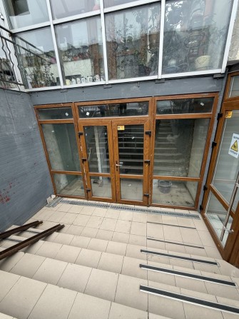 Продаж комерційне приміщення. Заведено усі комунікації. Поруч магазини - фото 1