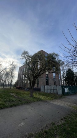 Торговий центр в парковій зоні - фото 1