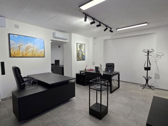 Комерція з прсивйними орендарями Центральний Парк Фасад біля Сільпо Ирпень