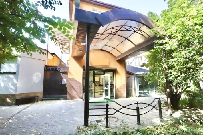 Будівля комерційного призначення з орендарями. Центр, поруч Ратуші. - фото 1