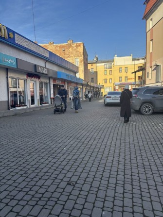 Продається  магазин, разом з бізнесом, в центрі ,торговий центр Сезам - фото 1