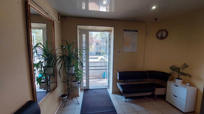 Продажа салона красоты с оборудованием и арендаторами по красной линии - фото 1