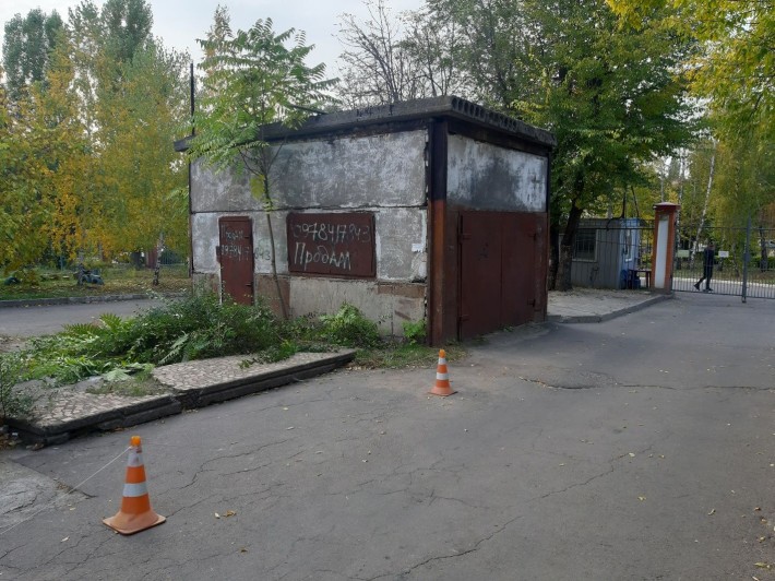 Продаётся ГАРАЖ 6х4, высота 3м, во дворе дома по ул.Балакина 41 - фото 1