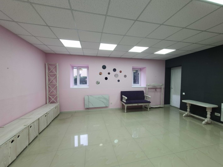 Продаж комерційного приміщення в центрі Ірпеня з ремонтом - фото 1