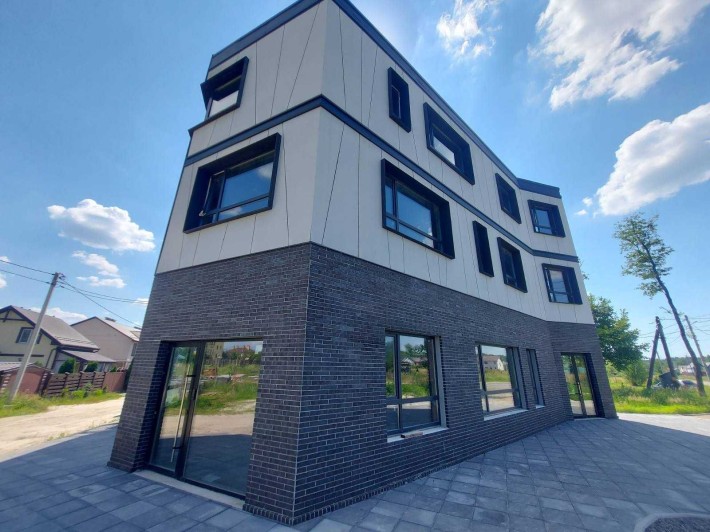 Фасад! Парковка! Рампа! Центральные коммуникации. Огромный трафик авто - фото 1