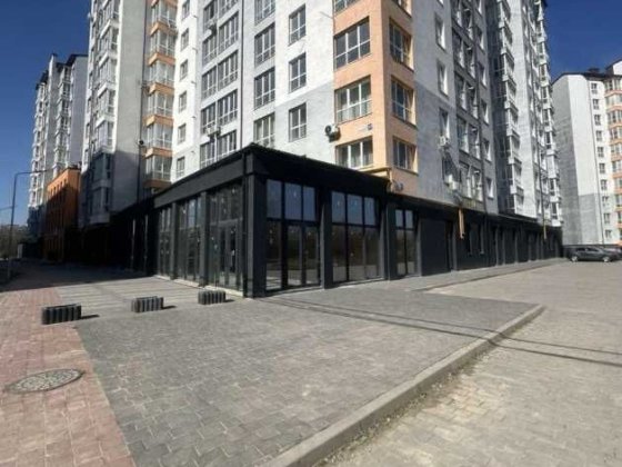 Продам фасадне комерційне приміщення вільного призначення, Перша лінія Івано-Франківськ