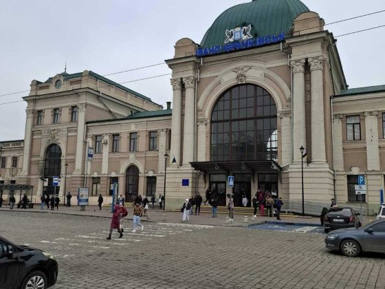 Комерція біля вокзалу. Івано-Франківськ