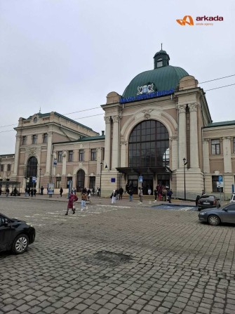 Комерція біля вокзалу. - фото 1