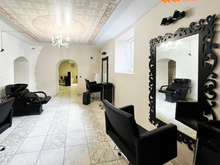 Продам приміщення з готовим бізнесом по ціні сирця в центрі ВАЛИ. - фото 1