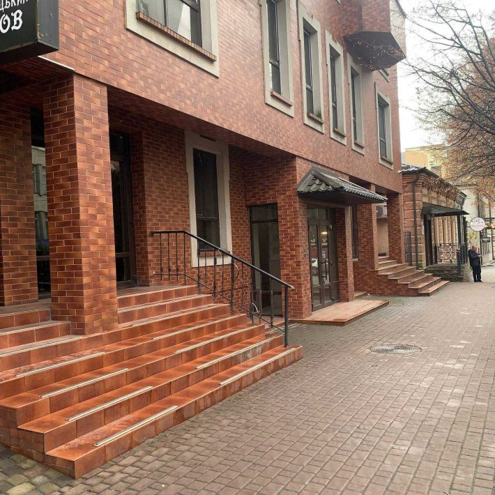 ₴ Продаж комерційного приміщення в центральній частині Рівного - фото 1