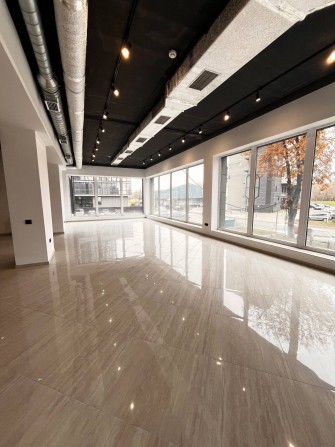 Комерційне приміщення в сучасному торговому центрі - фото 1