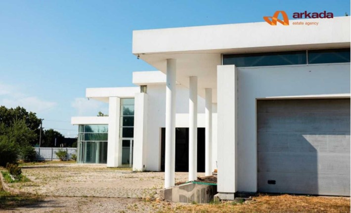 Просторе комерційне приміщення по вул. Євгена Коновальця - фото 1