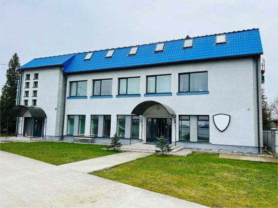 Продається офісна будівля 863м2 з ремонтом та територією, 12 сот. Івано-Франківськ