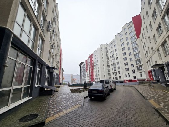 Продам КОМЕРЦІЙНЕ ПРИМІЩЕННЯ в ЖК Сузірʼя, початок РіВНЕНСЬКОЇ(Роддом) Чернівці
