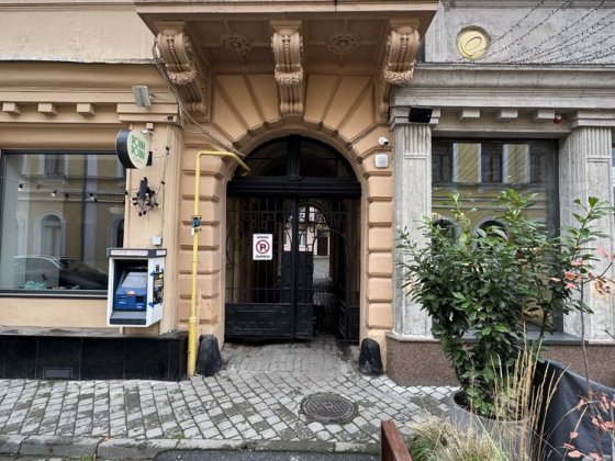 Продаж квартири під КОМЕРЦІЮ в самому центрі площа філармонії Чернівці