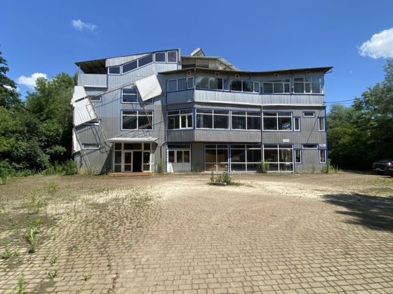 Продаж комерційної нерухомості 1700 м2 в Чернівцях власна земля 17 сот Чернівці