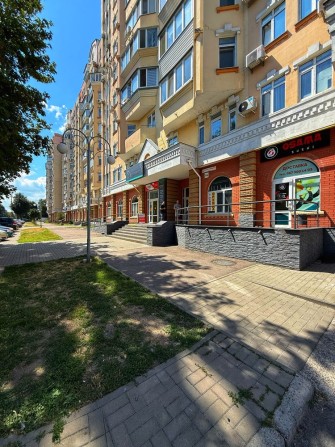 Центр міста! Комерційне приміщення з ремонтом! Перший поверх, фасад - фото 1