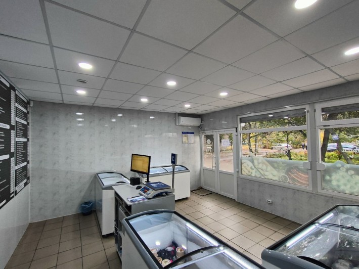 Продаж МАФу з водою, вул. Грушевського - фото 1