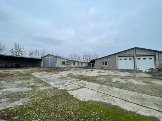 Продається майновий комплекс 3000 м.кв.  с. Мамаївці Чернівці