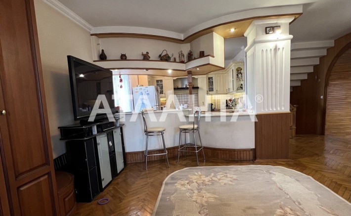 Трьохповерховий будинок для комерції, зручна локація - фото 1