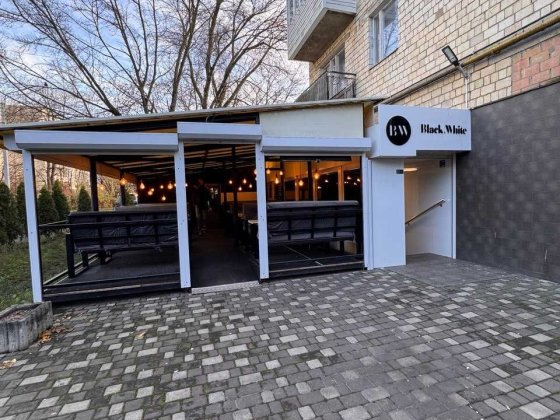 Продається кафе-бар Black White на вулиці Небесної Сотні та Політаєва Чернівці