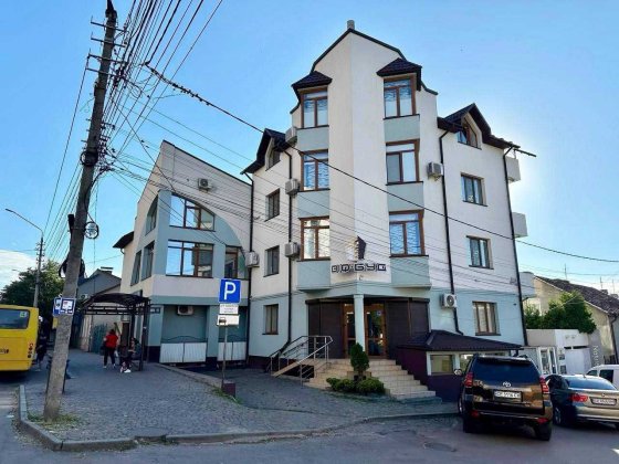 Коммерческое помещение Черновцы центр 3 этажа 432 м^2 шикарный ремонт Чернівці