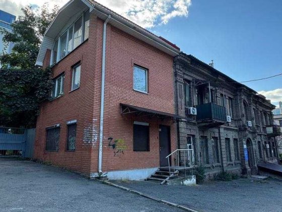 Продам 3-поверхове приміщення в центрі міста
 вул. Моссаковського, 1