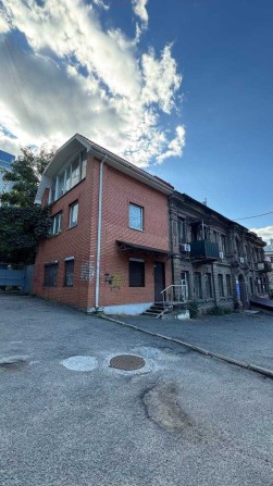 Продам 3-поверхове приміщення в центрі міста
 вул. Моссаковського, 1 - фото 1