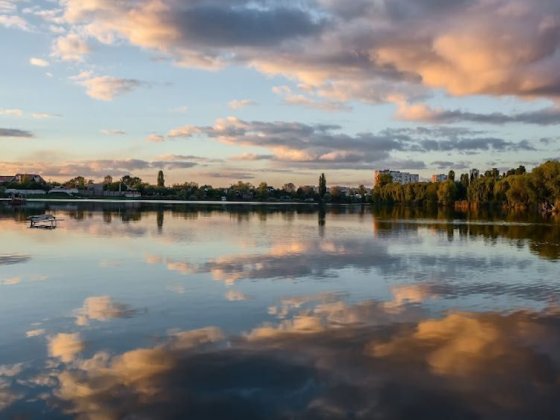 Київ. Перша лінія великого озера. Будівля 1500м2. Ділянка у власності Киев
