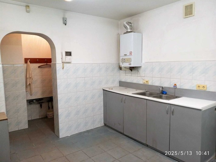 Продаж нежитлового приміщення в житловому фонді Львова від власника - фото 1