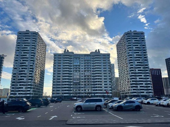 Продаж комерції. Кутовий фасад 69м на Олеся/Ретровіль ЖК Варшавський 3 Киев