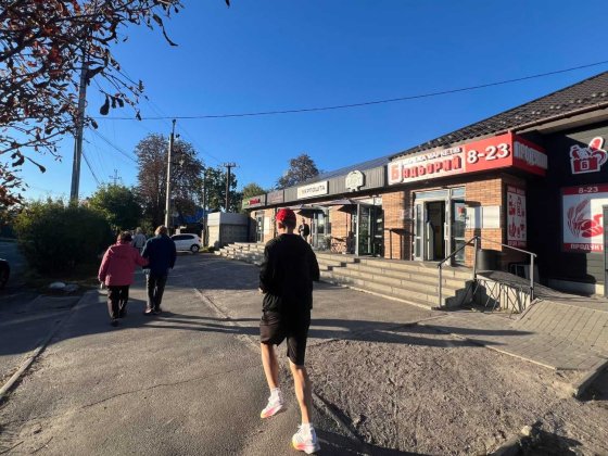 Торгівельна лінійка, фасад навпроти зупинки, окупність 9 років Київ