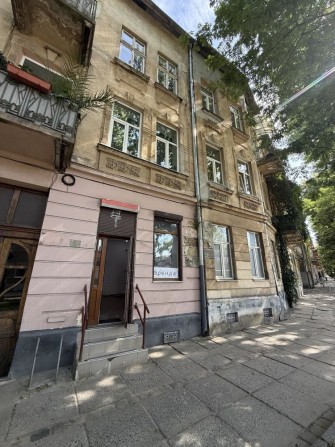 Продається фасадне приміщення в центрі Львова — вул. Костя Левицького - фото 1