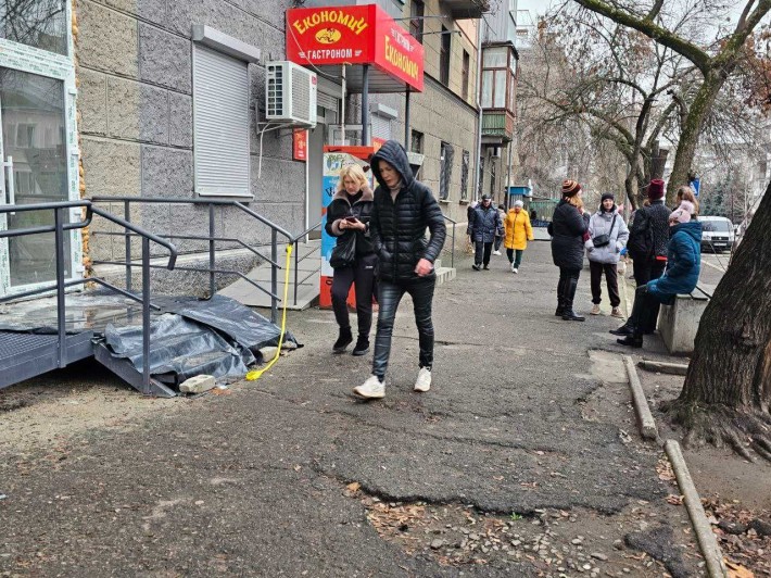 8 Березня 53 кв.м. фасад ремонт прохідняк жваве місце - фото 1