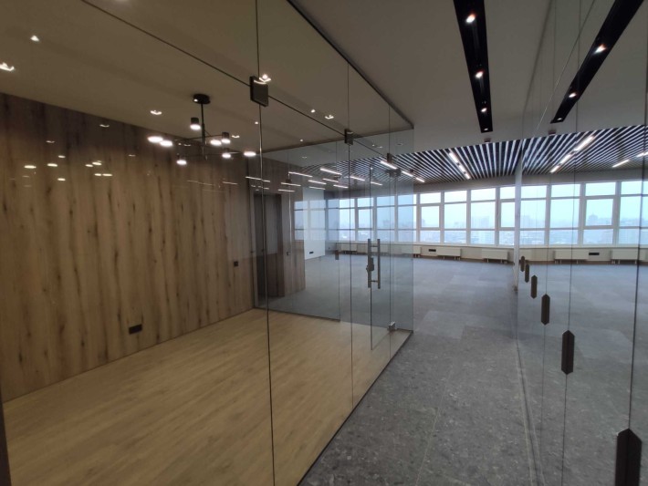 Продажа супер видового офиса 260 кв.м. Кловский спуск,7. Свежий ремонт - фото 1