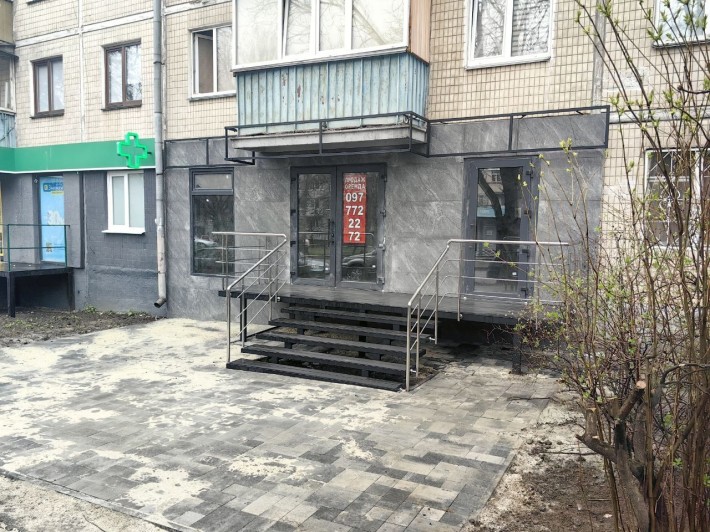 Продаж з орендарями, н/ф, фасад 31м2, Василенко 4 - фото 1